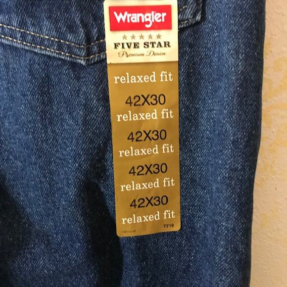 Wrangler Relaxed Fit Mens Jeans Size 42x30 Stone Washed Denim NWT - Picture 3 of 8